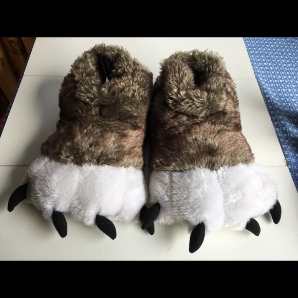 Novelty Shoes - Men’s warm fuzzy slippers Size 8-11